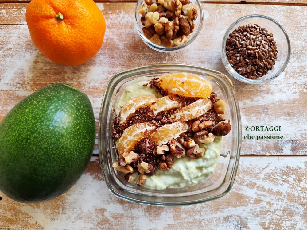 avocado e yogurt per una colazione