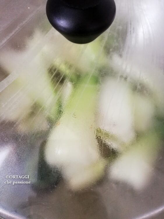 coprire pak choi e portare a cottura