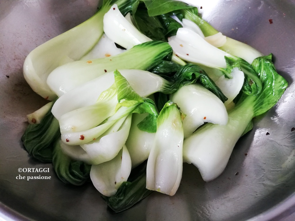 pak choi in padella a foglie bollito