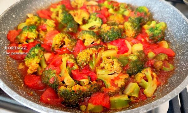 Broccoli con sugo di pomodoro (in umido)