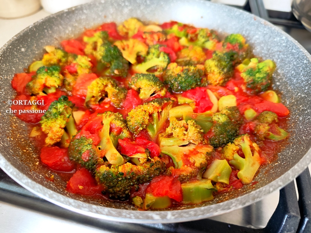 Broccoli con sugo di pomodoro sfiziosi