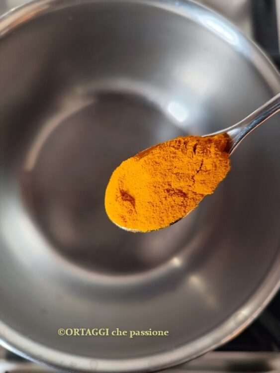 cucchiaino con curcuma
