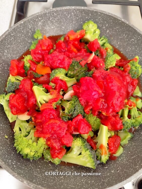 broccoli con sugo di pomodoro in padella