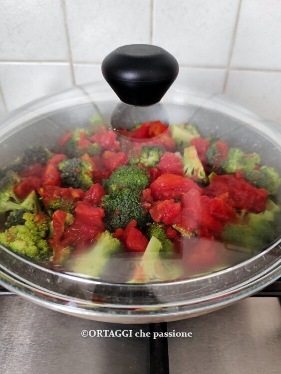 broccoli con sugo di pomodoro coperchiati