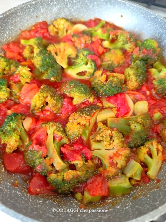 broccoli con sugo di pomodoro in umido