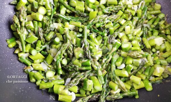 Asparagi verdi in padella con cipolla