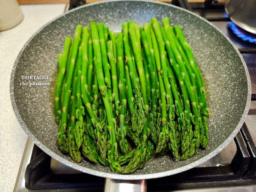 asparagi in padella interi e gustosi