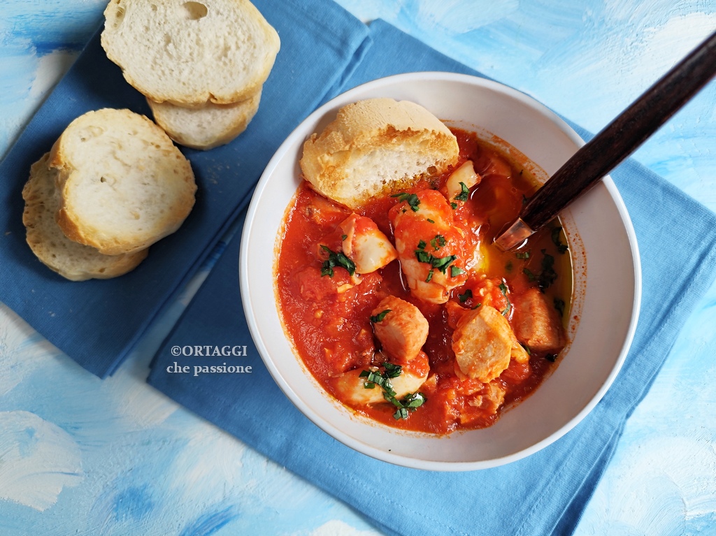 zuppa di pesce veloce con pane tostato