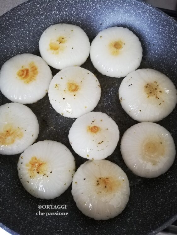 cuocere su entrambe i lati le cipolle in padella intere