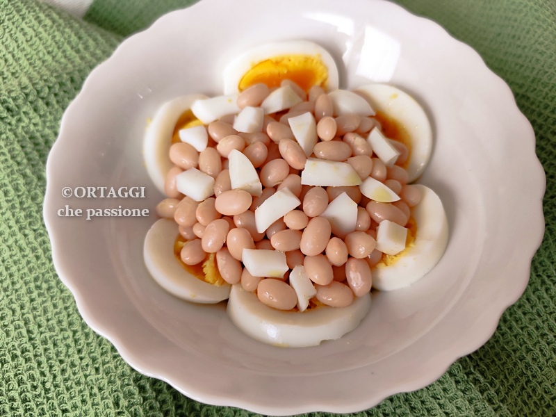 fagioli e uova impiattati