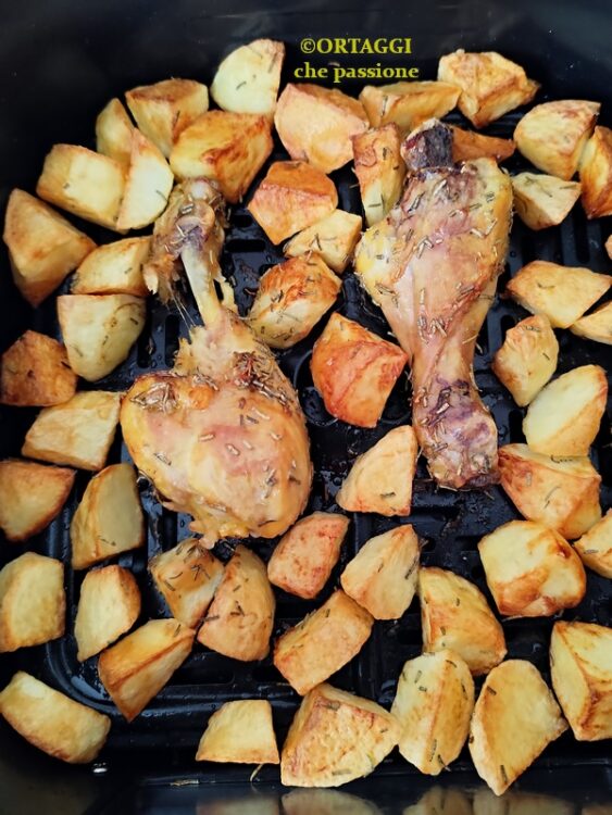 pollo e patate in friggitrice ad aria dopo cottura