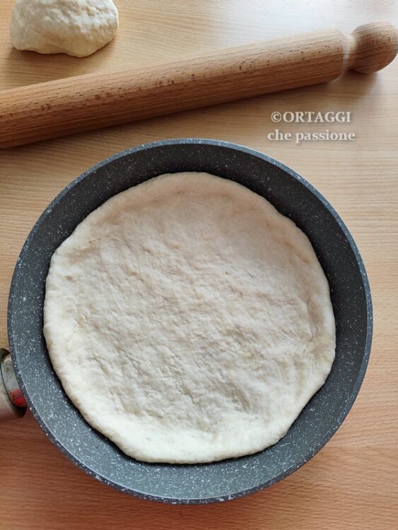 porre impasto steso nella padella