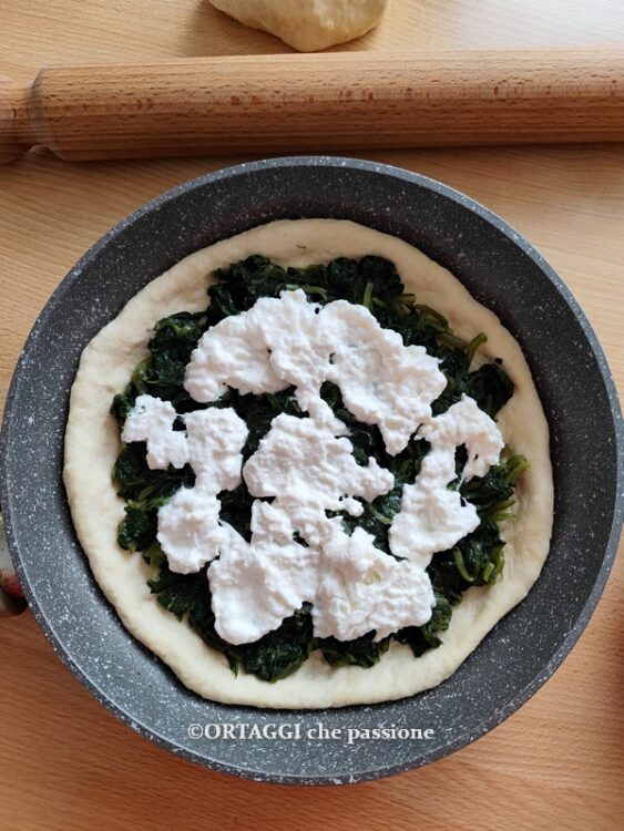 aggiungere il formaggio alla focaccia in padella con le verdure