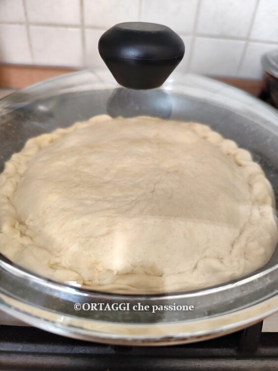 per la cottura coperchiare la focaccia in padellaPer cuocere, copri la focaccia in padella con un coperchio.