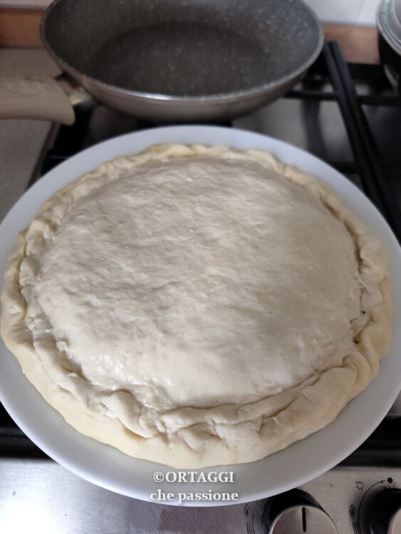 una volta cotto un lato far scivolare su un piatto la focaccia