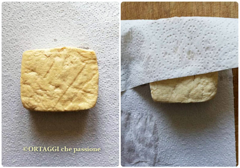 asciugare tofu con carta assorbente