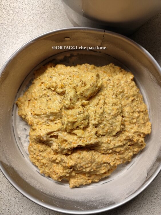 versare impasto torta nella tortiera imburrata