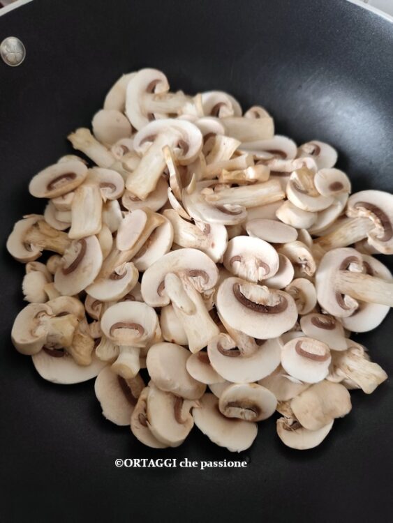 funghi tagliati in padella antiaderente