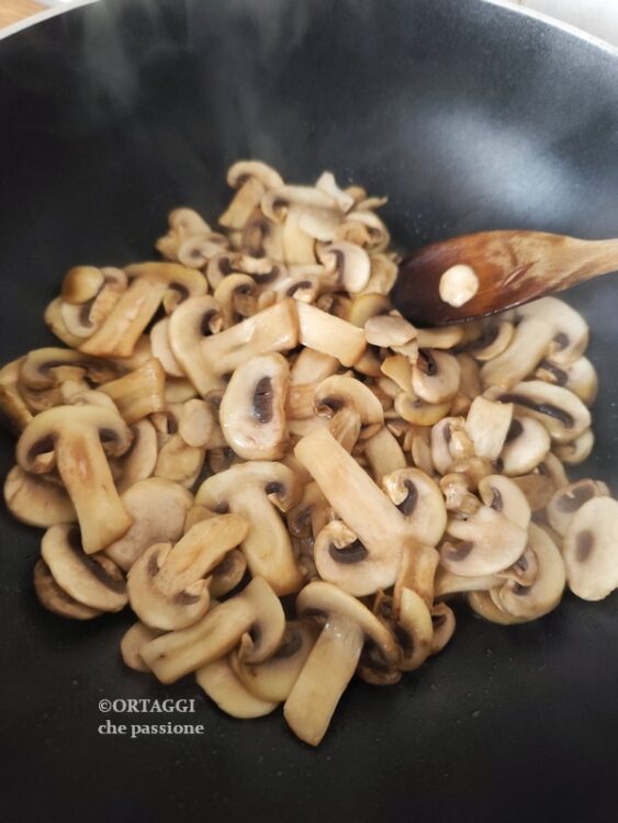 terminare la cottura dei funghi cahmpignon trifolati
