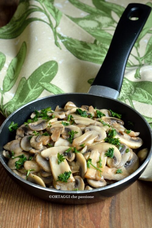 funghi-champignon-trifolati-ricetta-tradizionale-in-padella