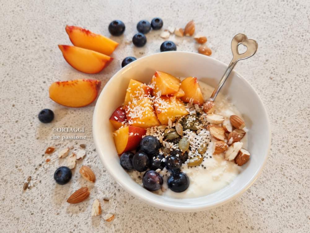 Overnight porridge con yogurt di soia pesca e mirtilli