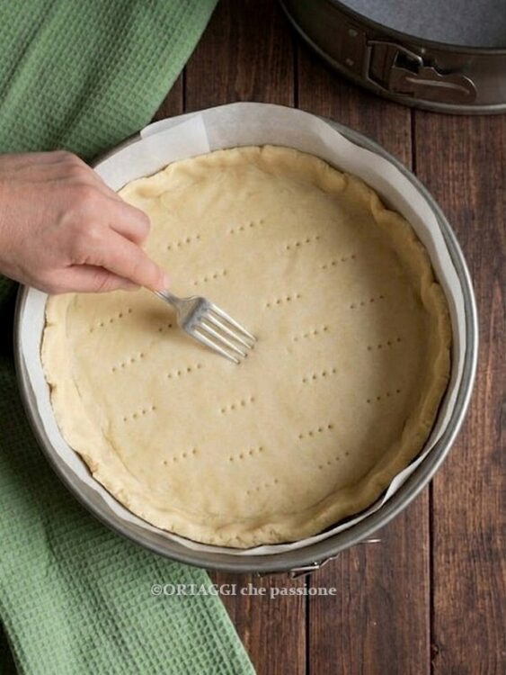 bucherellare con forchetta base per torta salata