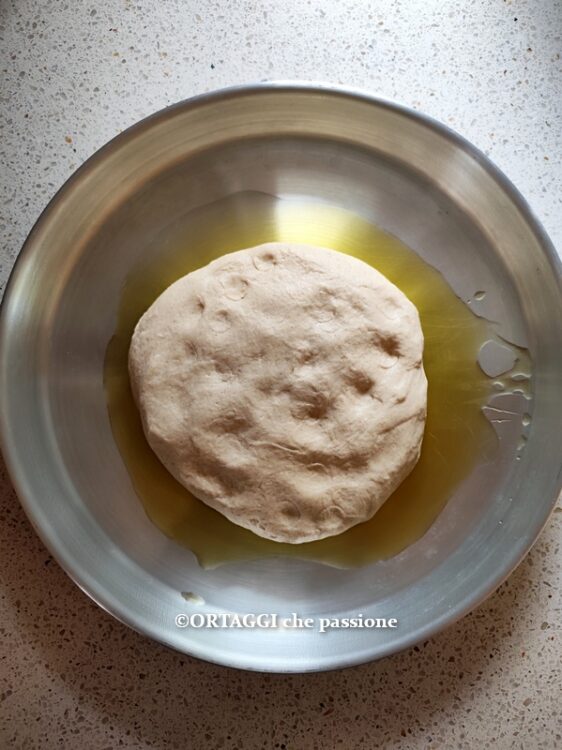  porre l'impasto nella teglia sopra olio