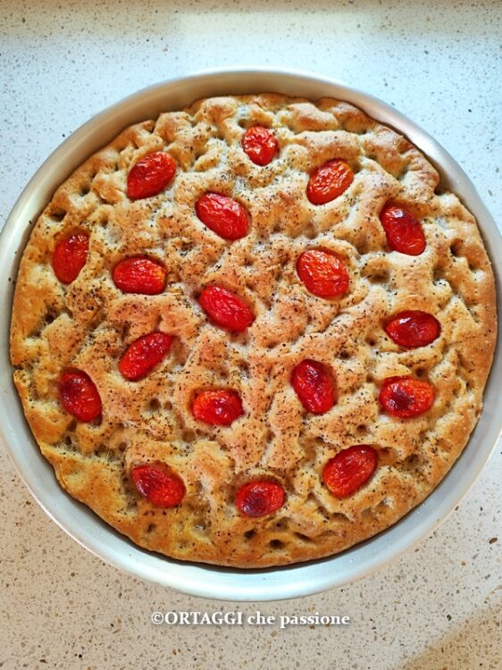 focaccia con pomodorini sfornata