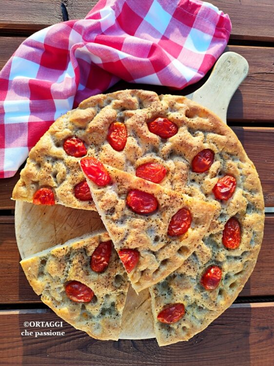 Focaccia con pomodorini morbida simil pugliese