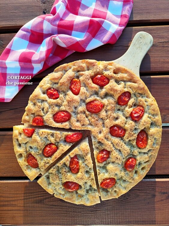 focaccia con pomodorini veloce e morbida