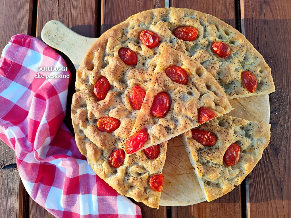 Focaccia con pomodorini veloce - unica lievitazione