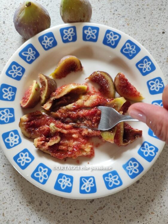 fichi schiacciati con forchetta