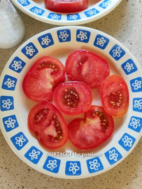 pomodori a fette su piatto