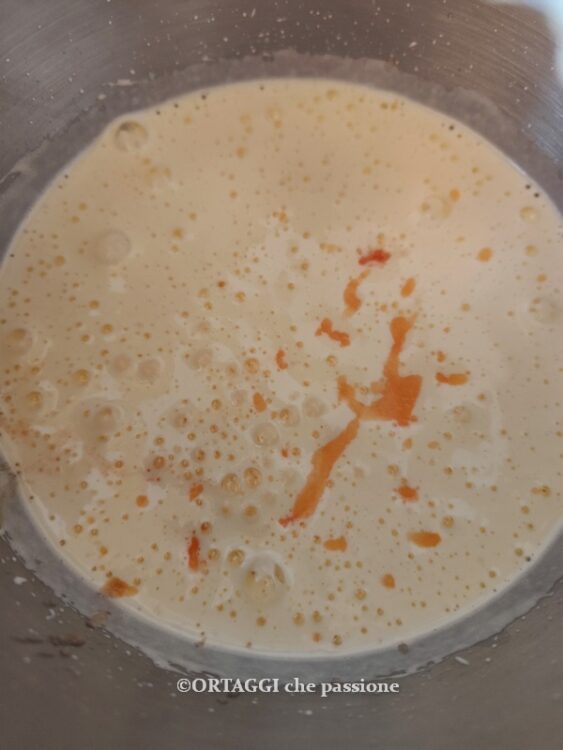 aggiungere il melone frullato alle uova montate
