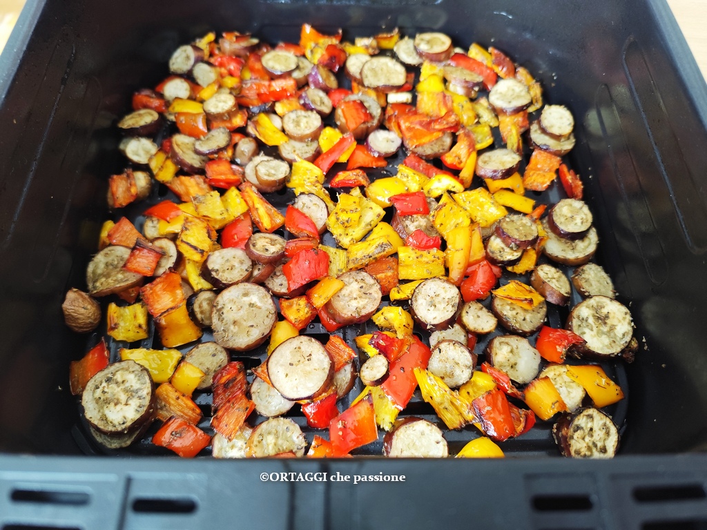 Melanzane e peperoni in friggitrice ad aria gratinati