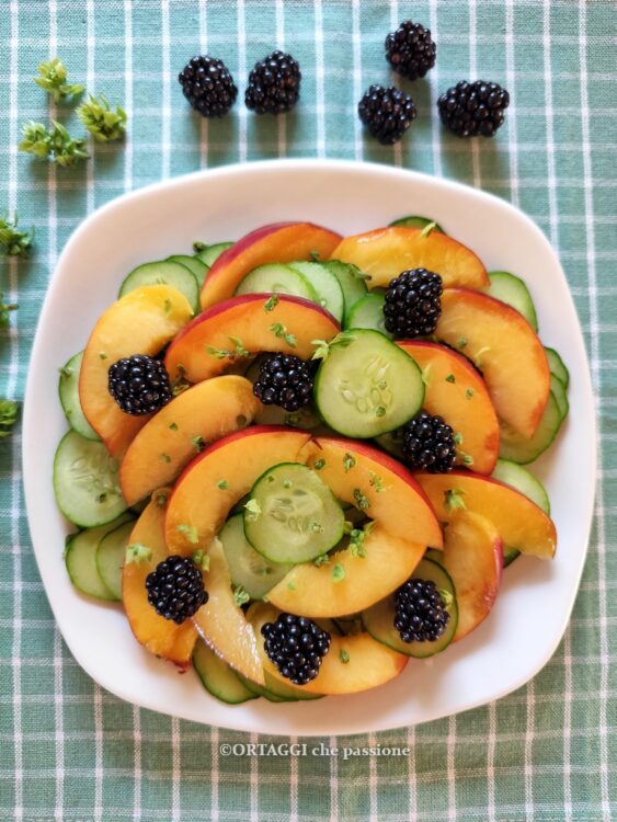 insalata cetrioli e pesche gustosa e fresca