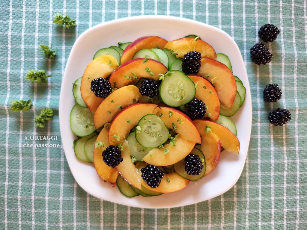 insalata cetrioli e pesche sfiziosa con varianti