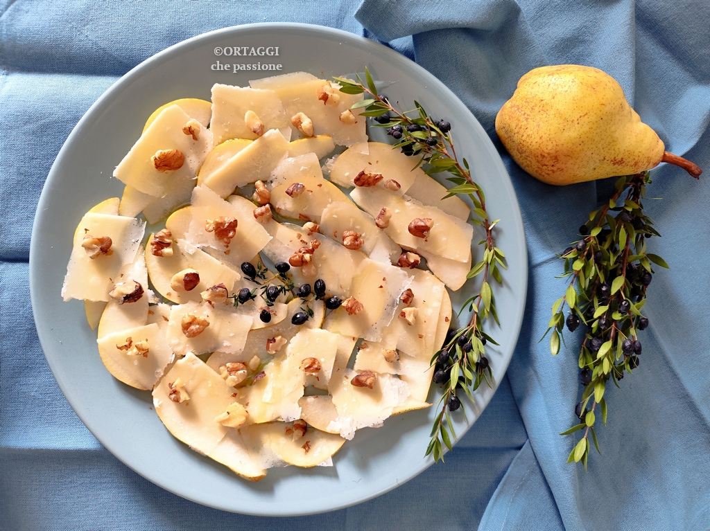 Carpaccio di pere e grana con miele e noci