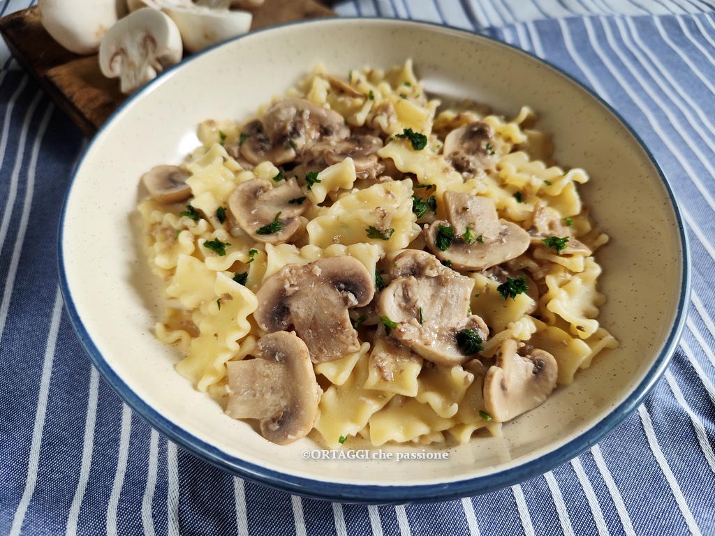 Pasta con funghi chempignon senza panna e senza burro