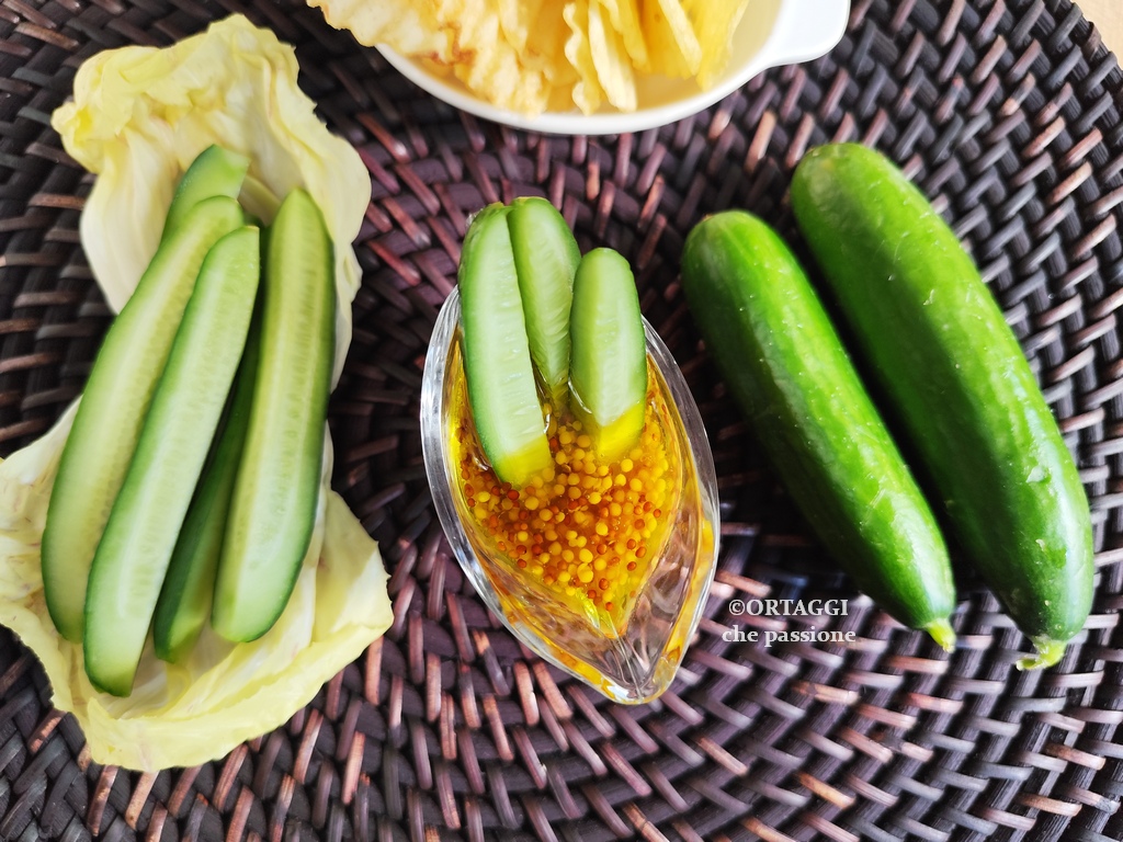 mini cetrioli snack tagliati per pinzimonio