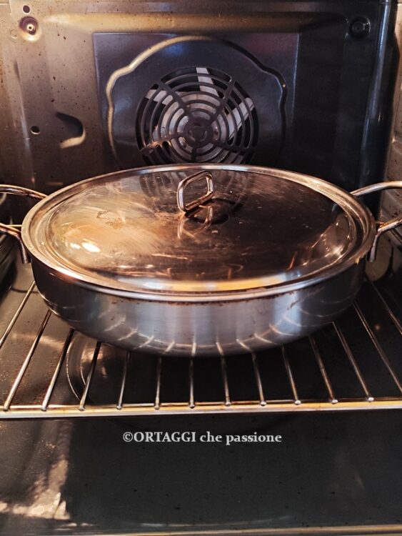 carne in padella coperta nel forno