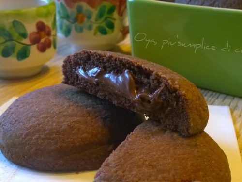 Biscotti al cacao ripieni di Nutella, ricetta golosa
