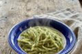 Pasta con pesto di zucchine e basilico (non crederai a quanto è buona)