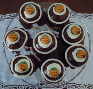 Cupcake al cioccolato con frosting al cioccolato bianco ricetta halloween..