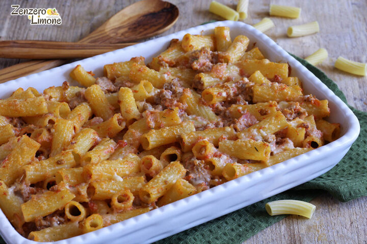 pasta al pomodoro salsiccia e ricotta