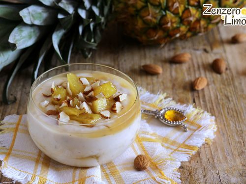 Dessert con ananas e yogurt