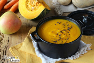 VELLUTATA DI VERDURE E MELA ALLA CURCUMA