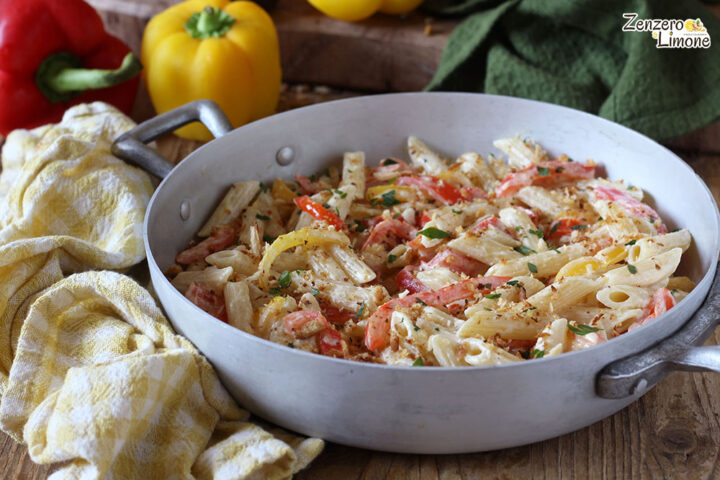 Pasta ai peperoni con briciole croccanti