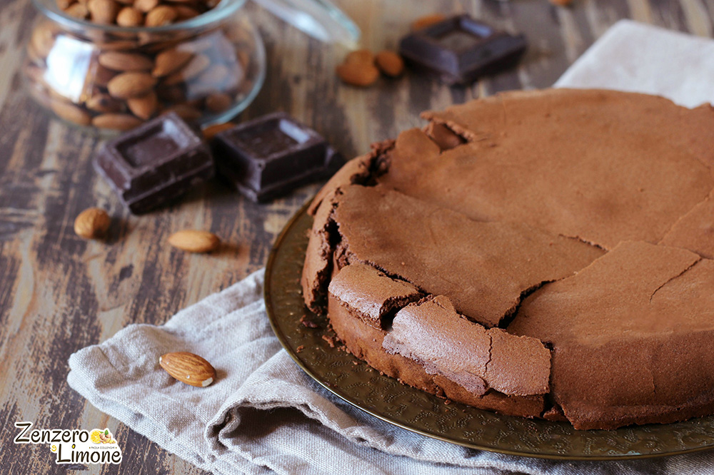 Torta morbida al cioccolato fondente intera