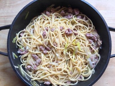 Spaghetti porri e salsiccia - procedimento 3